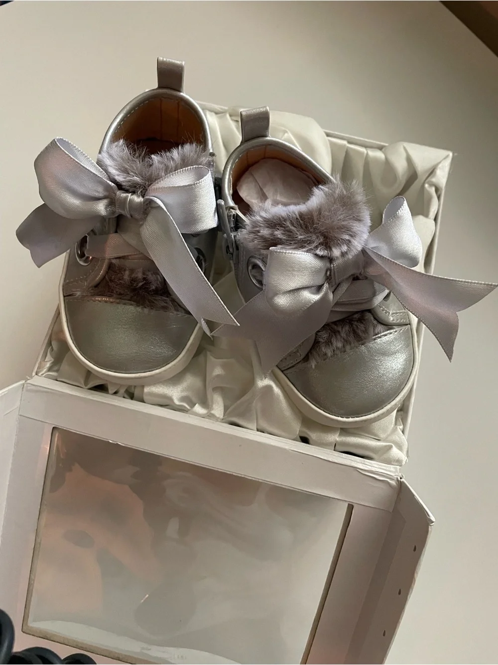 NWT & Box! Badgley Mischka Baby Bella Silver Fur-Trim Kids Sneakers with Bow
